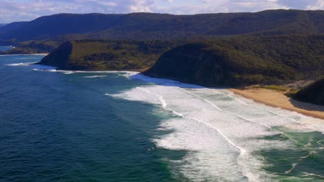 olas costeras de garie beach con vistas a little garie beach y thelma head en el parque nacional real, nsw, australia