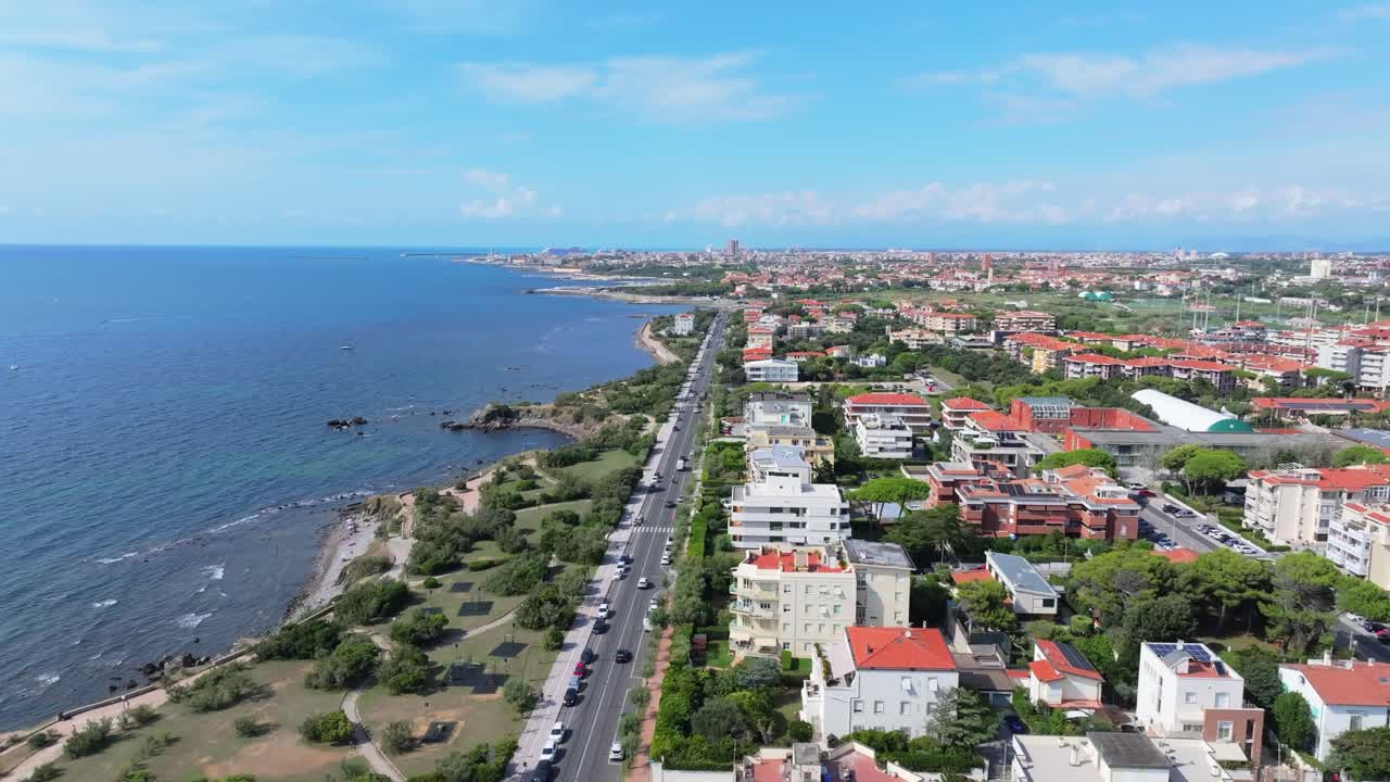 Hidas sivuttaissuuntainen ilmakuva merelle, josta näkyy koko matka Livornon eteläosasta aina teollisiin pohjoisiin satamiin asti, Livorno, Italia.