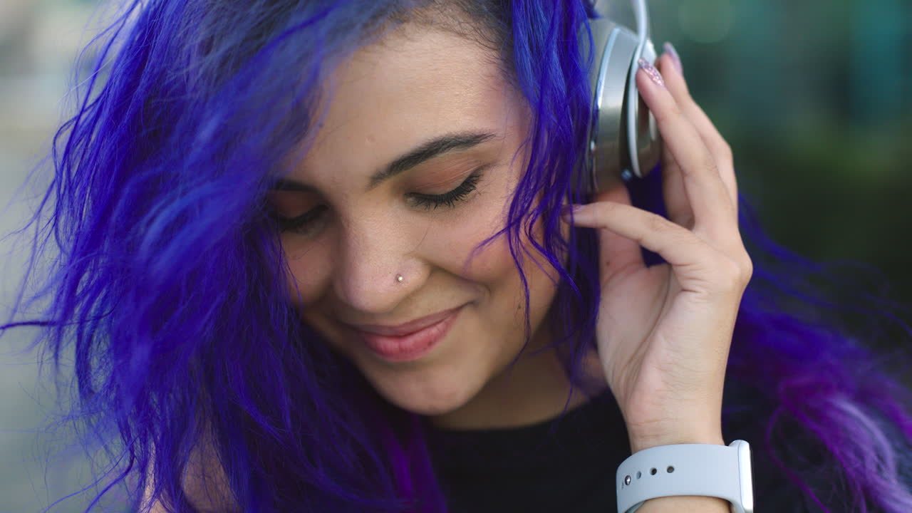 웃는  ⁇ 하고 트렌디한 여성의 초상화