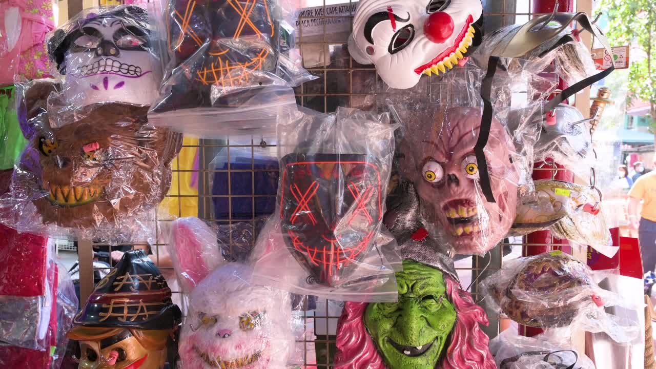 disfraces de terror de halloween y máscaras de villanos se ven a la venta al público en un puesto días antes de halloween en hong kong