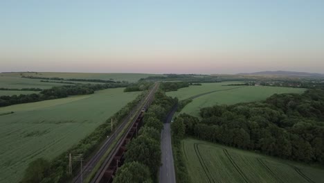 Fahrender-Zug-Mit-Wunderschöner-Landschaft,-Gerade-Bewegte-Aufnahme