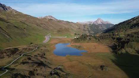 Natürlich-Vorkommendes-Oaza,-Reines-Blaues-Wasser-Mitten-In-Einem-Verlassenen-Ort-Zwischen-Bergen-In-Verschiedenen-Farben,-Ort,-Wo-Tiere-Zum-Trinken-Und-Erfrischen-Kommen,-Weg,-Straße-Entlang-Einsamer-Wege