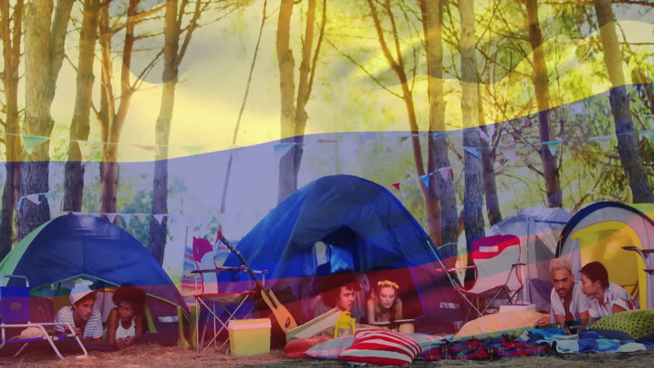 кемпинг в лесу с палатками и люди наслаждаются природой над колумбийским флагом анимация