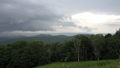 Toma-Panorámica-De-Un-Solo-Punto-De-Derecha-A-Izquierda,-Capturando-Un-Cielo-Nublado-Sobre-Una-Zona-Montañosa-Boscosa.