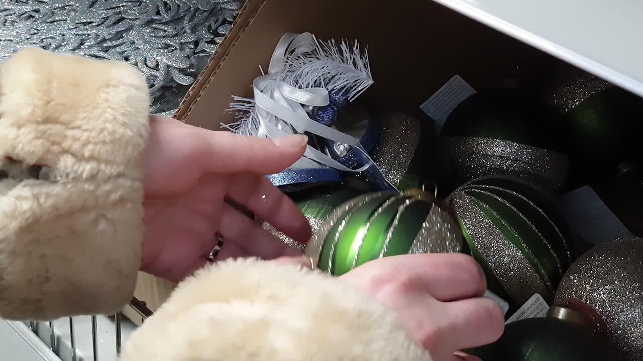 크리스마스 트리 장식을 위해 매장에서 선택하고 쇼핑하세요.