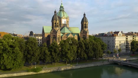 drone vuela sobre la presa en el río isar, revela st