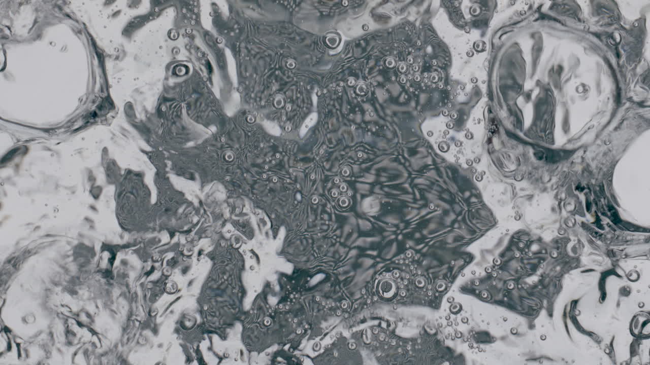 작은 공기 거품이 올라오고 부드러운 물 표면 클로즈업 필터링 아쿠아 파동