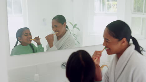 madre, feliz o niño en el baño cepillándose los dientes