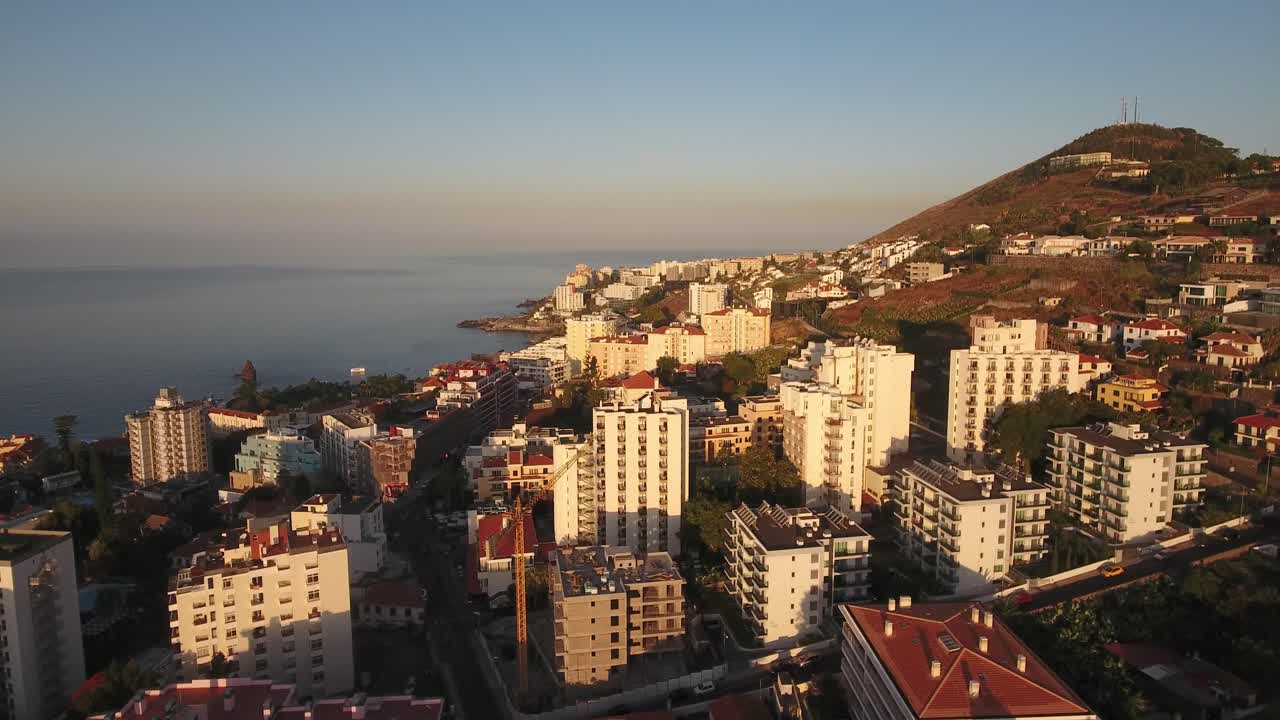 도시 경관의 일몰 4k 드론 샷