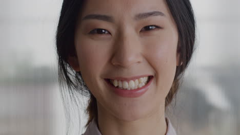 Porträt-Einer-Schönen-Asiatischen-Frau,-Die-Glücklich-In-Büroräumen-Lächelt