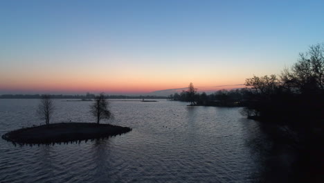 Hermoso-Horizonte-En-El-Lago-En-Stolwijk,-Holanda-Del-Sur,-Países-Bajos