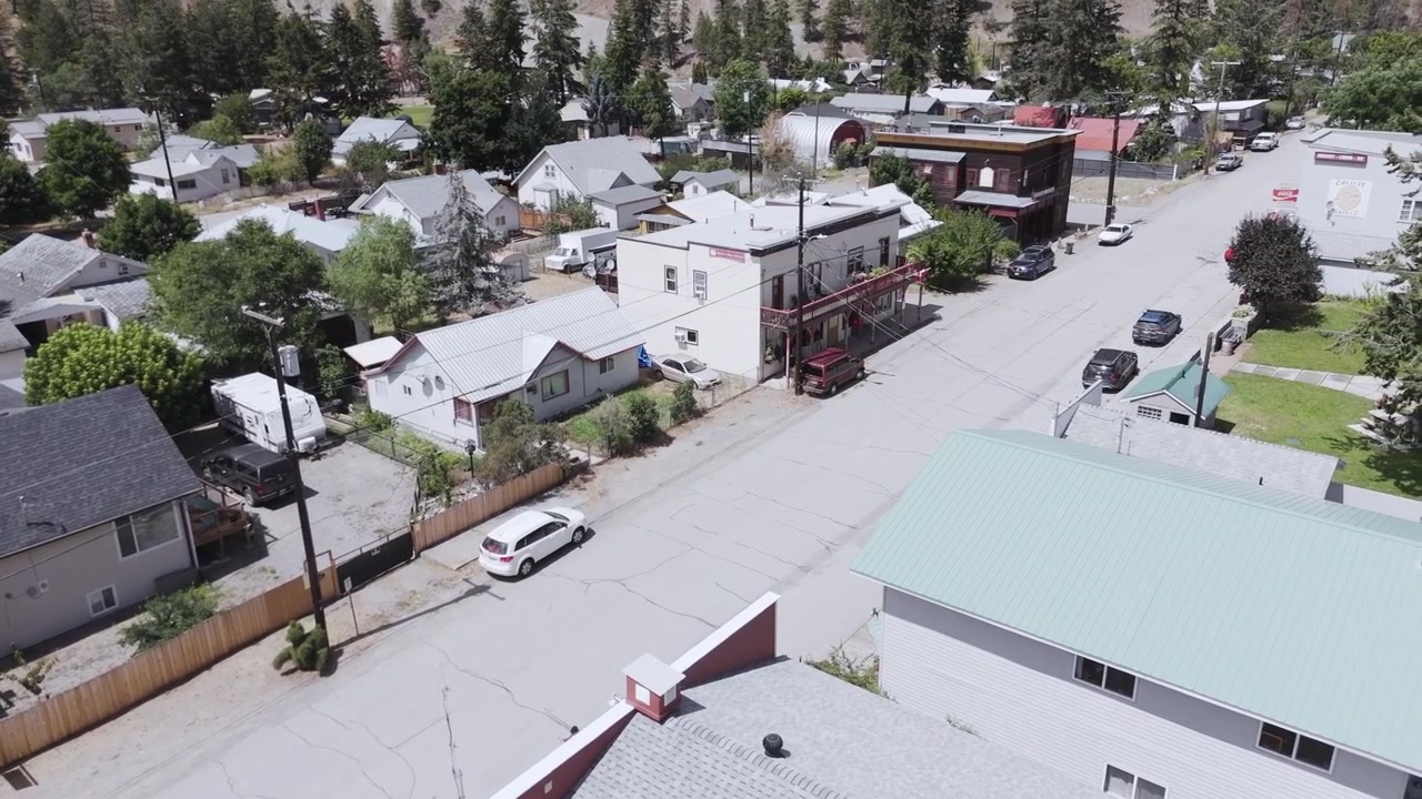 Hovedgade i en lille landsby i Kamloops-området i British Columbia i Canada