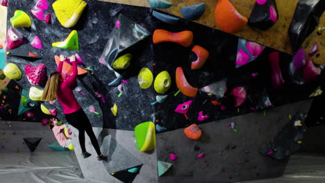 adolescentes haciendo bouldering en un gimnasio