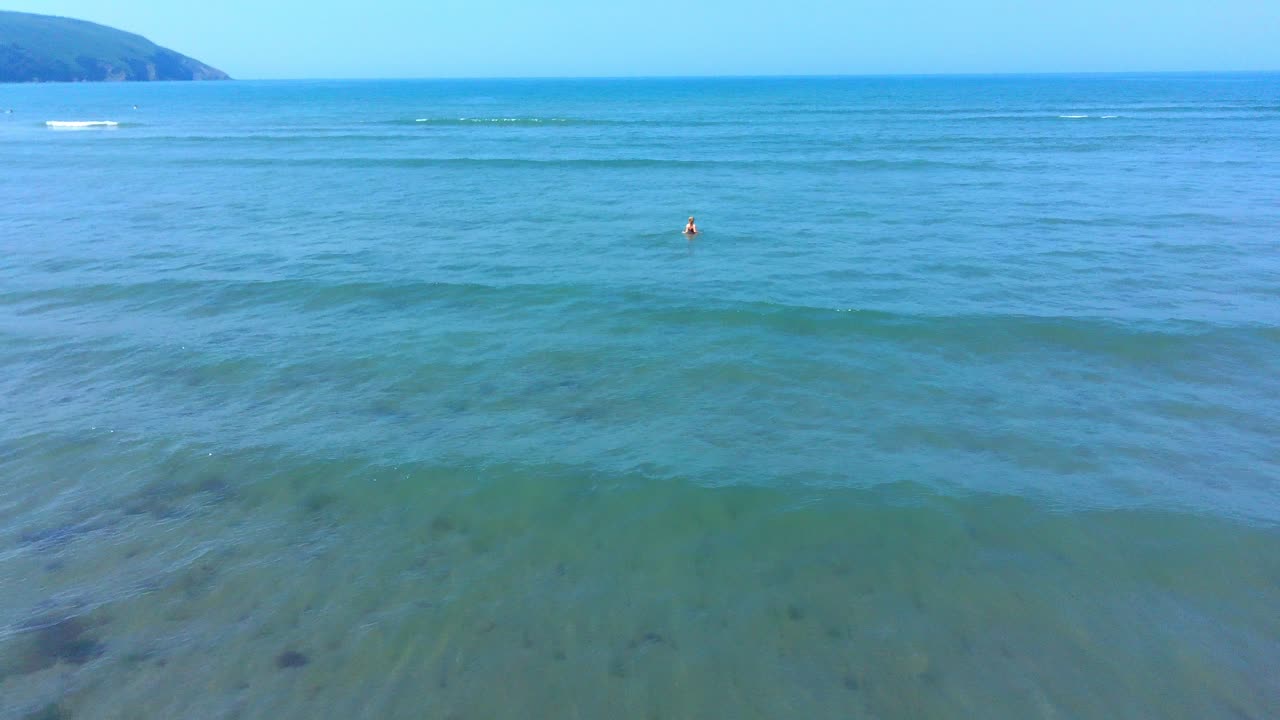 바다에서 파도를 점프 어린 소녀 이상의 공중 팬