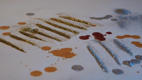 líneas brillantes con gotas de pintura dorada y plateada