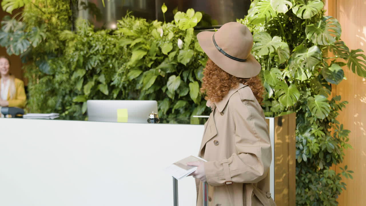 리셉션에서 기다리고 있는 은 머리 손님의 뒷면