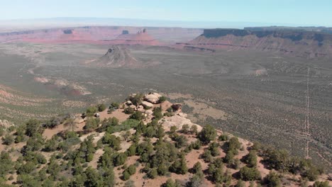 Vuelo-Aéreo-Al-Punto-De-Vista-Del-Campamento-En-El-Borde-Del-Cañón-Cerca-De-Moab,-Utah