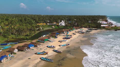 Hermosa-Playa-Tropical-Rodeada-De-Cocoteros-Y-Botes-En-La-Arena-De-La-Playa---Varkala,-Kerala---Sur-De-La-India