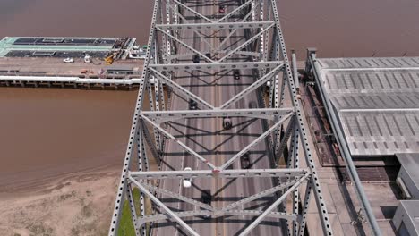 Antena-De-Autos-Circulando-Por-El-Puente-Horace-Wilkinson-En-Baton-Rouge,-Louisiana