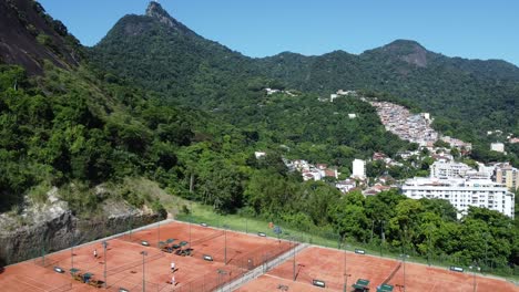 volando alto con el avión no tripulado sobre las montañas de río de janeiro