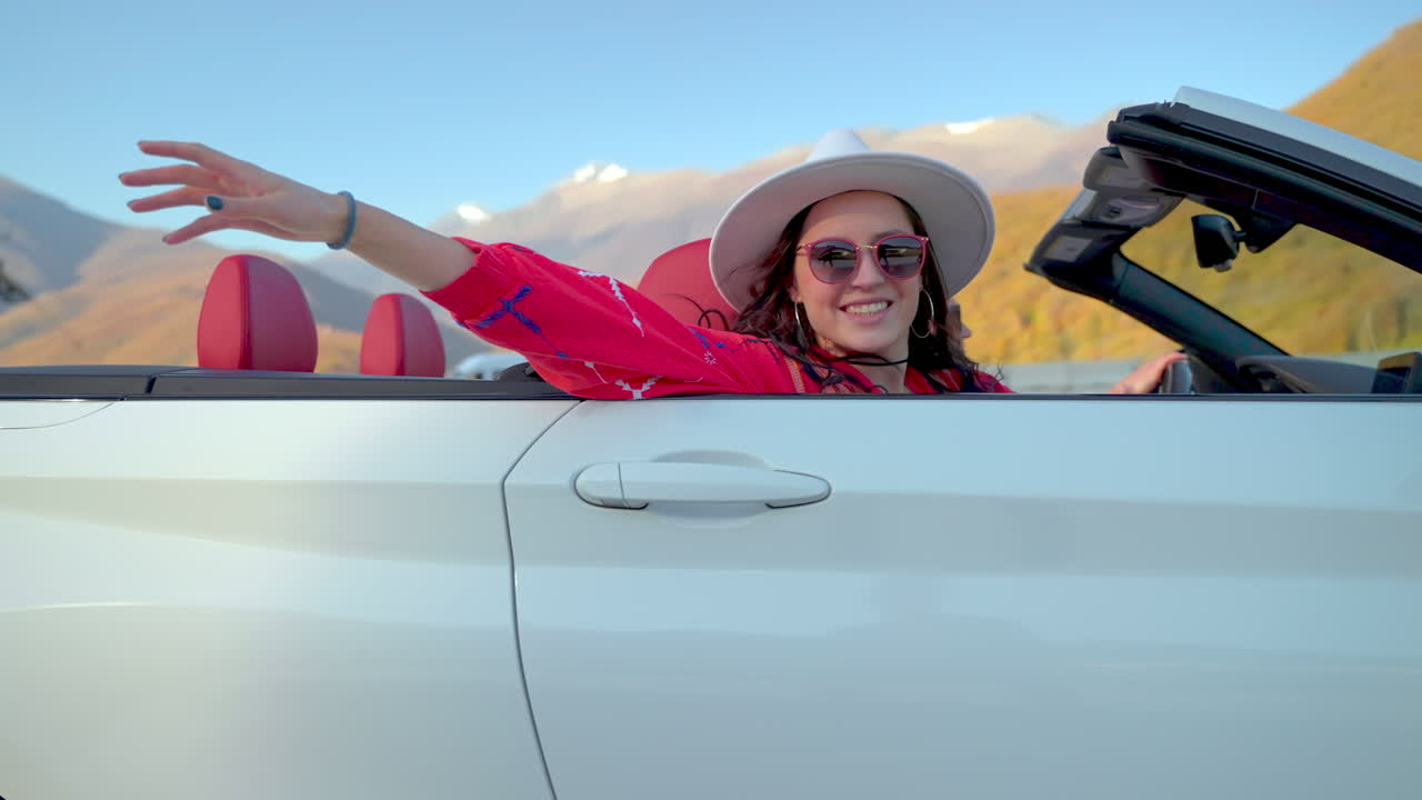 una pareja feliz disfrutando de un viaje en un descapotable