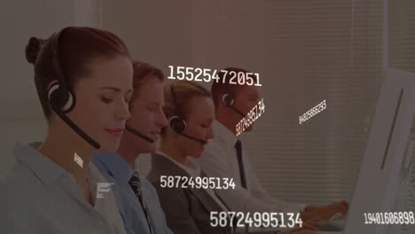 animación de procesamiento de números sobre diversas personas de negocios que usan auriculares telefónicos en la oficina.
