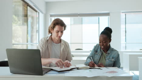 dos personas trabajando juntas en un proyecto