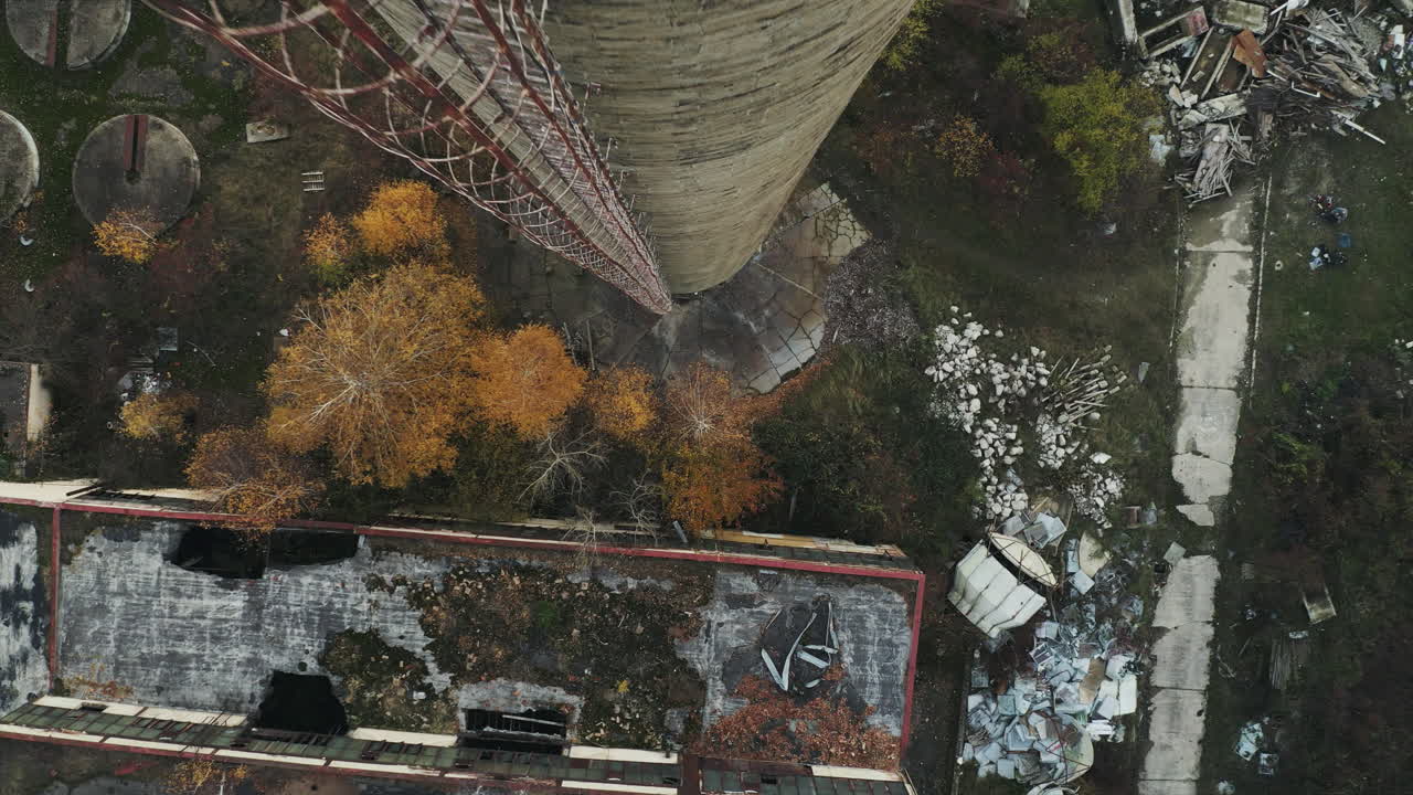 사다리가 있는 크고 오래된 산업 굴뚝에 가까운 하강 공중 샷