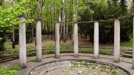 círculo de columnas en un parque de la ciudad.