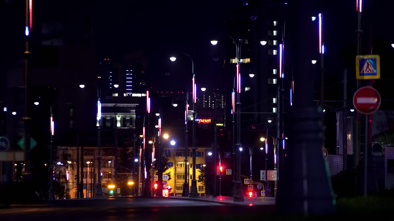 다채로운 조명 기둥으로 밤에 도시 거리