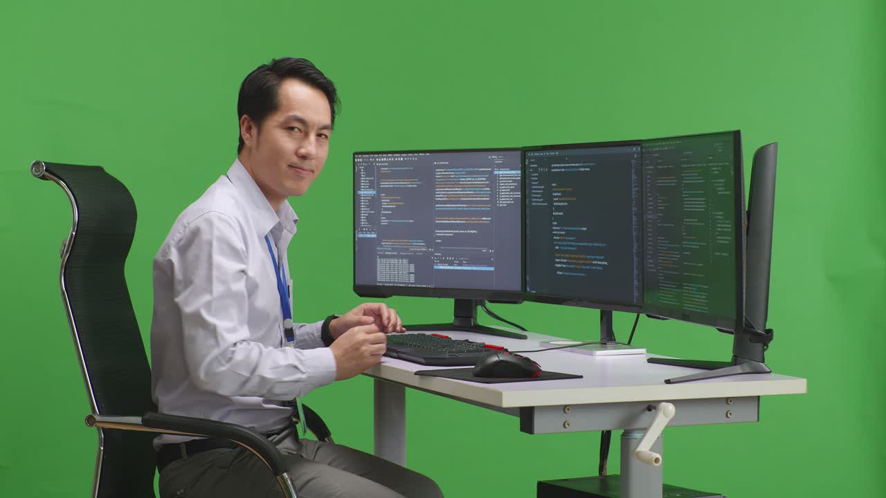 컴퓨터에서 작업하는 남자