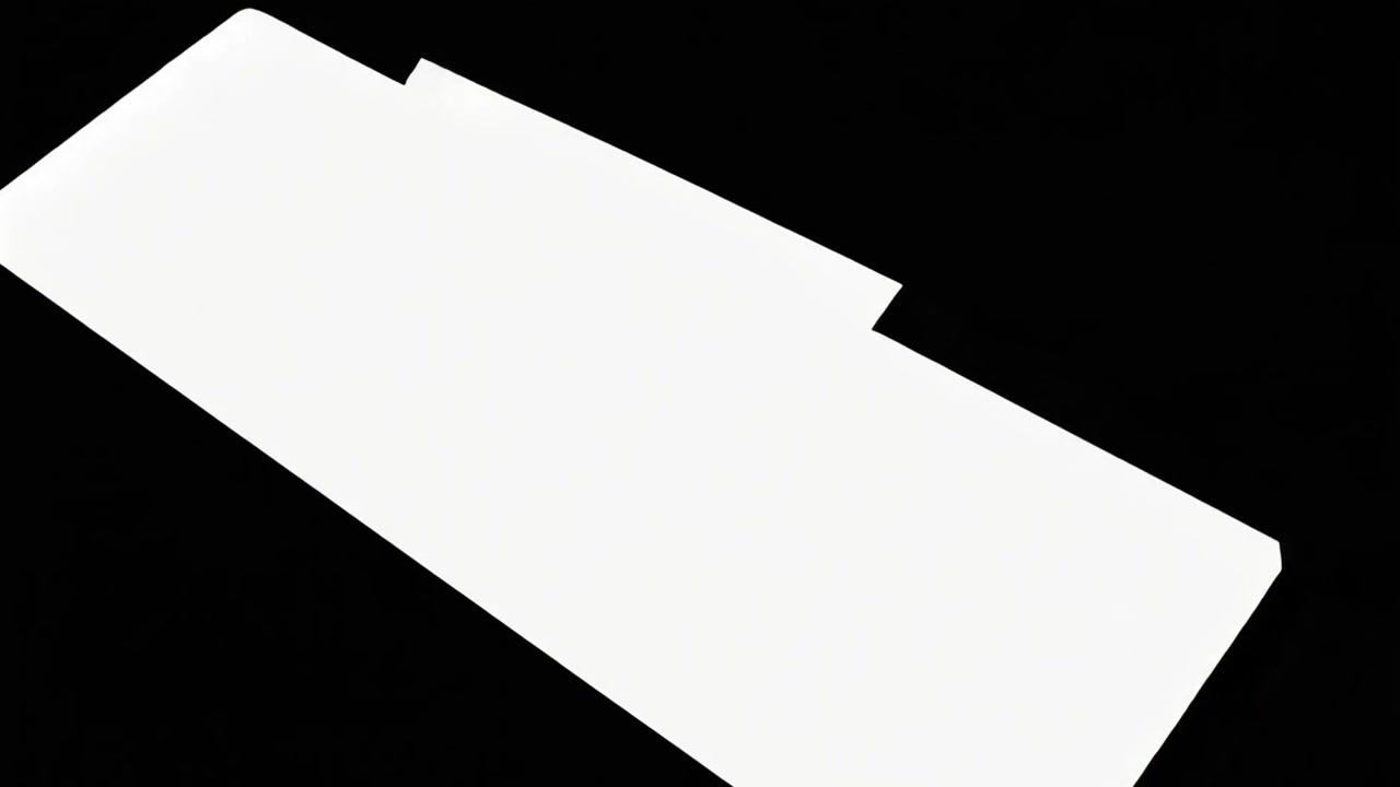Papel blanco plegándose y desapareciendo en un fondo negro