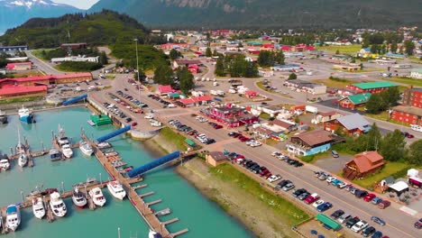 Video-De-Drones-De-4k-Del-Pueblo-De-Pescadores-En-Valdez,-Ak-Durante-Un-Día-Soleado-De-Verano