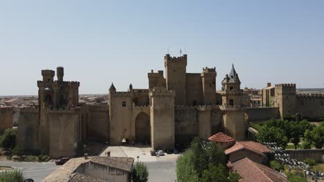 Hermosa-Vista-Sobre-Un-Castillo-Gótico-En-Un-Cálido-Día-De-Verano