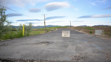 carretera cerrada que conduce a la construcción de nuevas viviendas en las montañas, pan