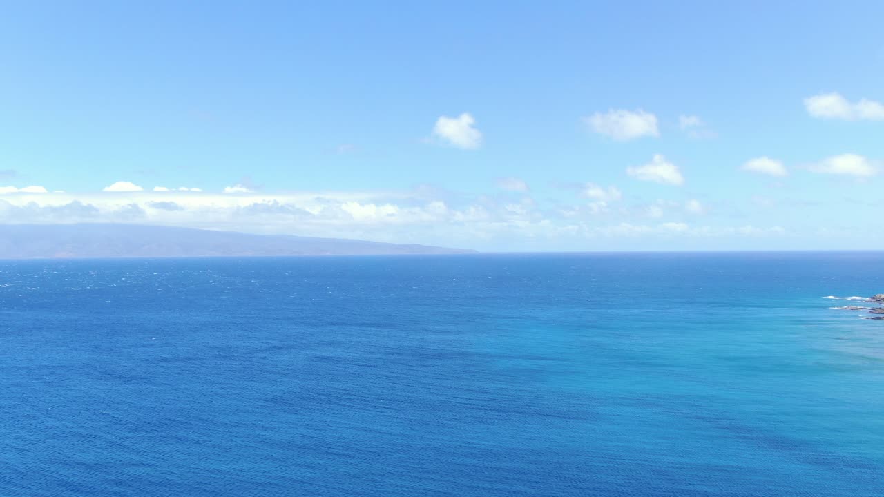 서쪽 마우이 해협을 가로지르는 몰로카이 섬의 전망