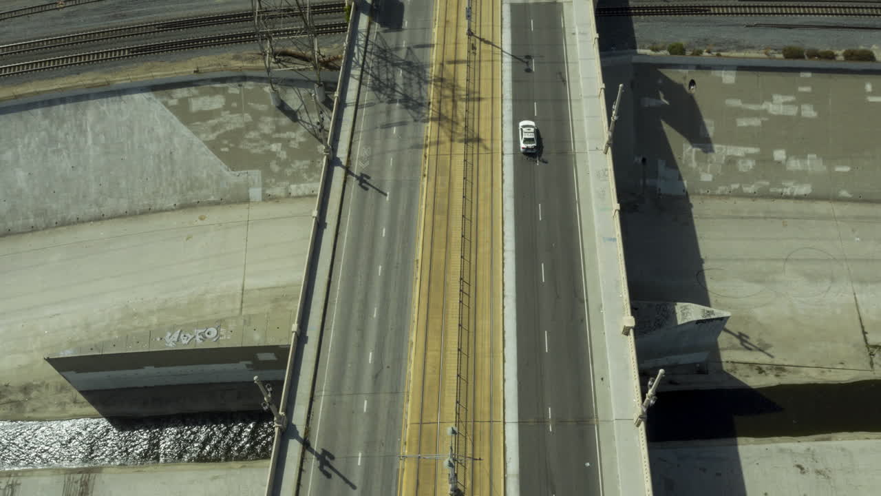 로스앤젤레스 표면 거리와 시내 스카이라인의 드론 하이퍼랩스