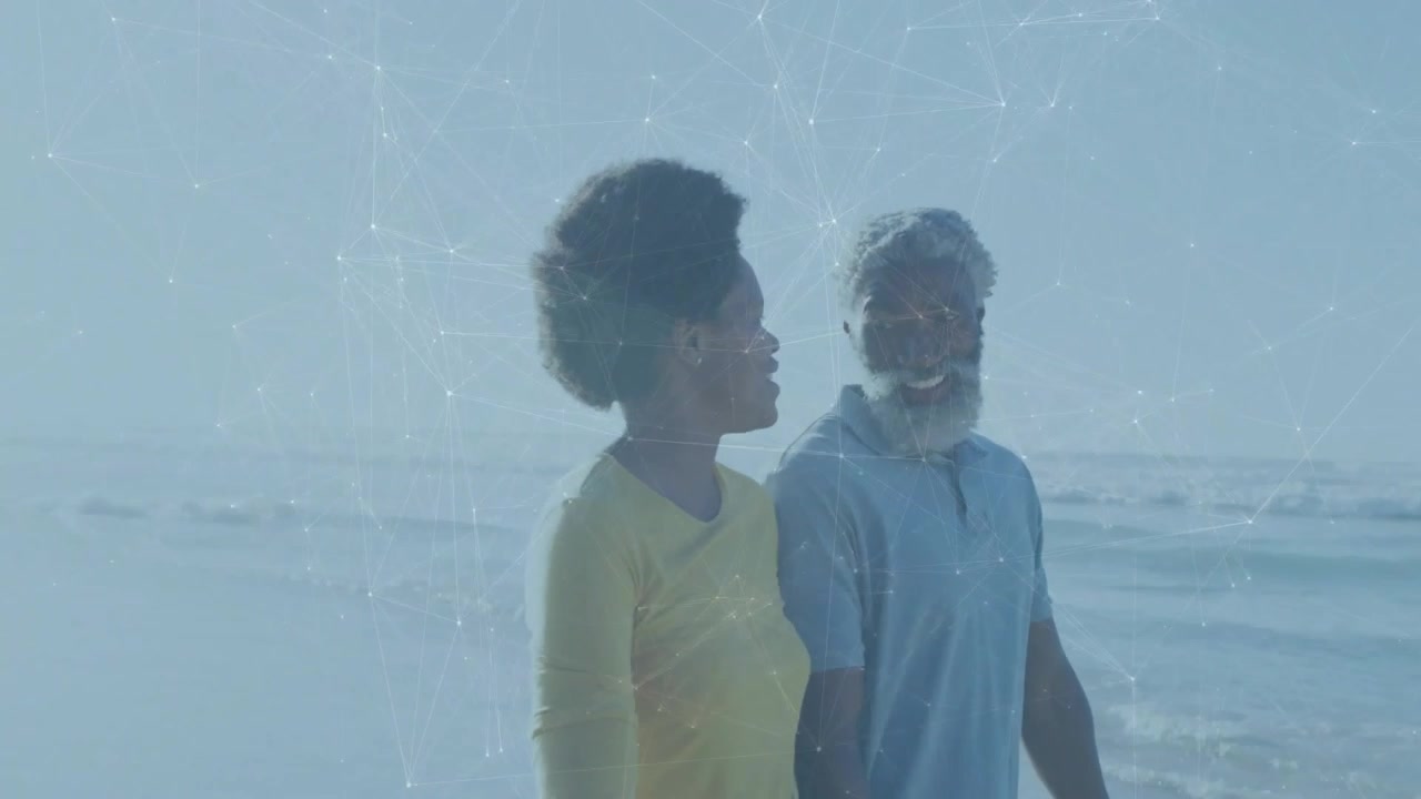 Coppia che cammina lungo l'oceano, la donna inizia a parlare per connettersi mentre un overlay tecnologico collega il movimento.
