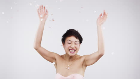 콩페티 를 가지고 축하 하는 여자