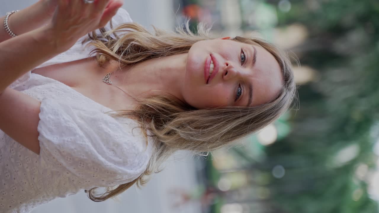 ⁇  드레스를 입은 젊은 여성