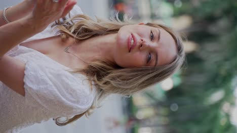 una mujer joven con un vestido blanco.