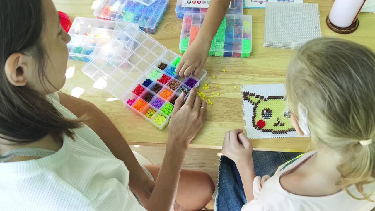 niños creando arte de píxeles con cuentas