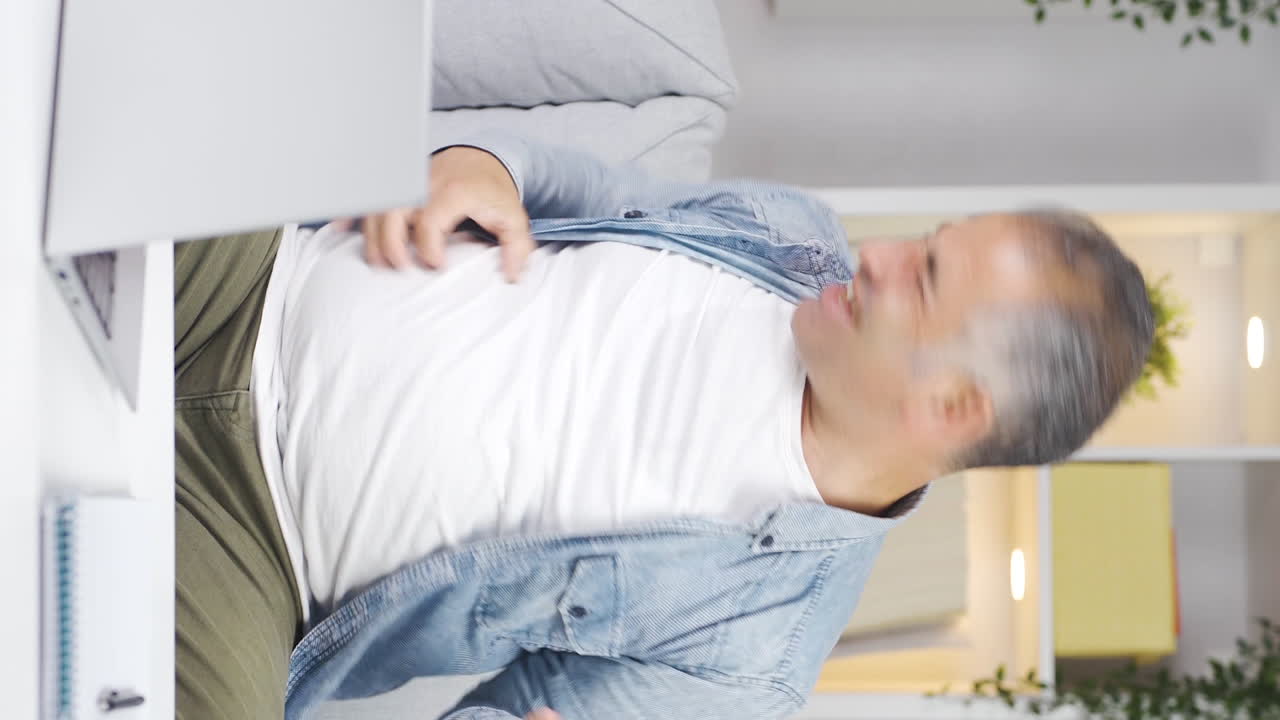 Video verticale dell'uomo che fa il segno delle corna e balla