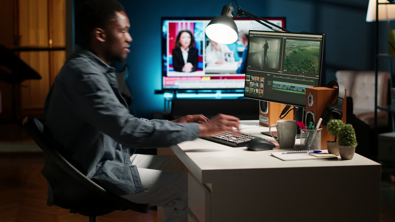 joven cineasta que trabaja en la postproducción de medios desde la oficina de la agencia