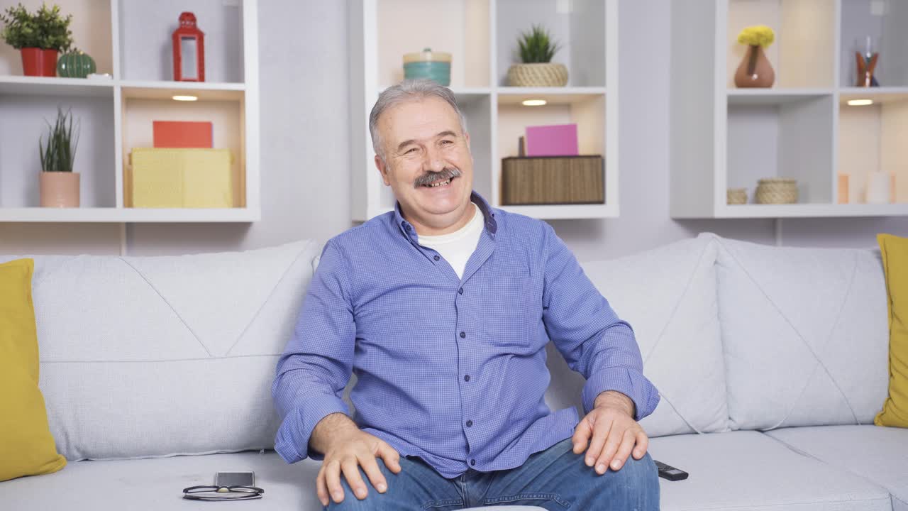 el viejo viendo la televisión se ríe. comedia.