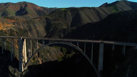 Toma-De-Drones-Del-Puente-Bixby-Creek-En-La-Pintoresca-Costa-Del-Parque-Estatal-Big-Sur-Frente-A-La-Autopista-De-La-Costa-Del-Pacífico-En-California-3