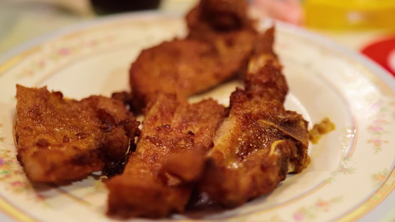 Delizioso maiale fritto servito su un piatto