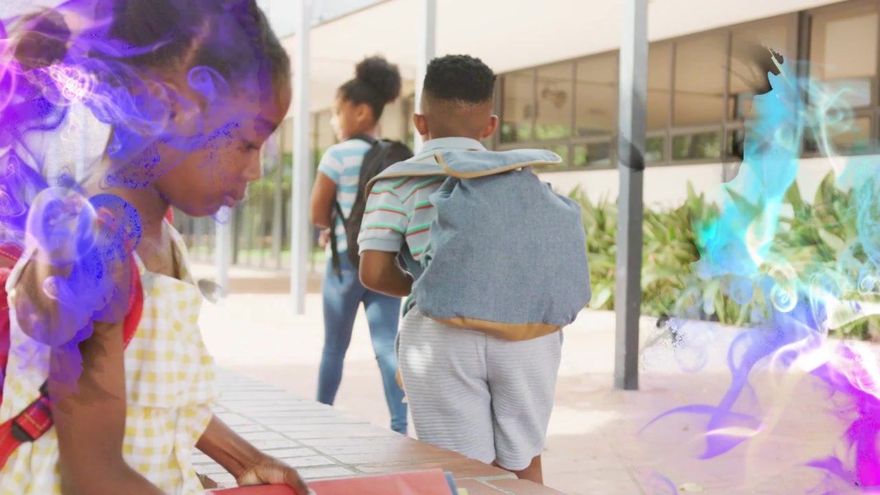 Alunos se levantando e caminhando atrás de uma garota que sai do banco, carregando mochilas e segurando uma pasta com borda roxo-azulada