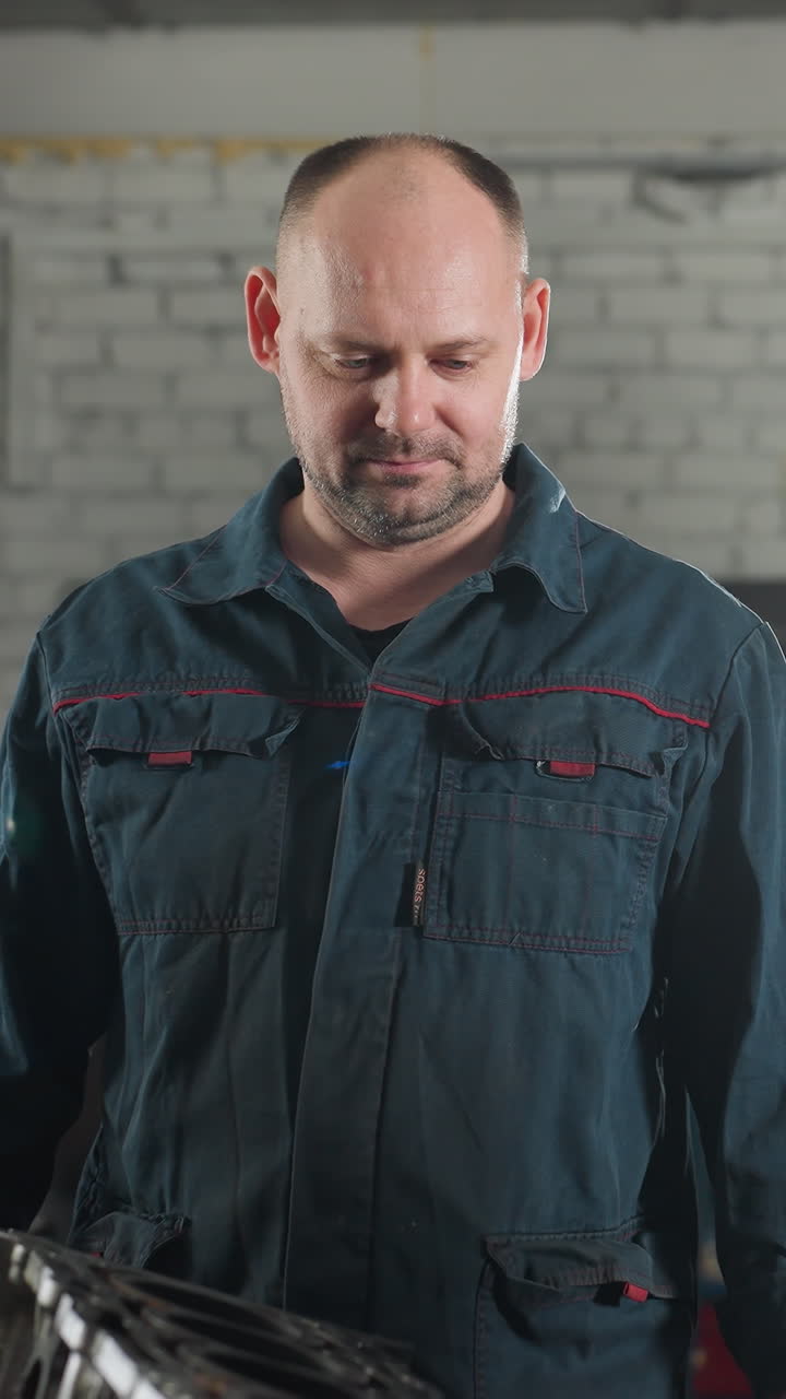 profesionales en el taller mecánico trabajando en el motor del coche, apretando la tuerca con guantes rojos mientras el colega observa, el fondo presenta herramientas de trabajo, reloj de pared amarillo y luz brillante