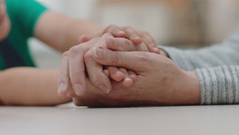 primer plano niño pequeño sosteniendo la mano de la abuela mostrando afecto niño amoroso mostrando compasión por la abuela disfrutando de la vinculación con el nieto concepto de familia 4k metraje